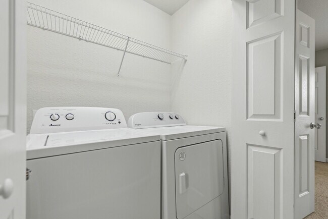 Building Photo - FREE DECEMBER**Beautiful 2 Bd 2 1/2 bath Corner unit in Wynchase!!NO APPLICATION FEES