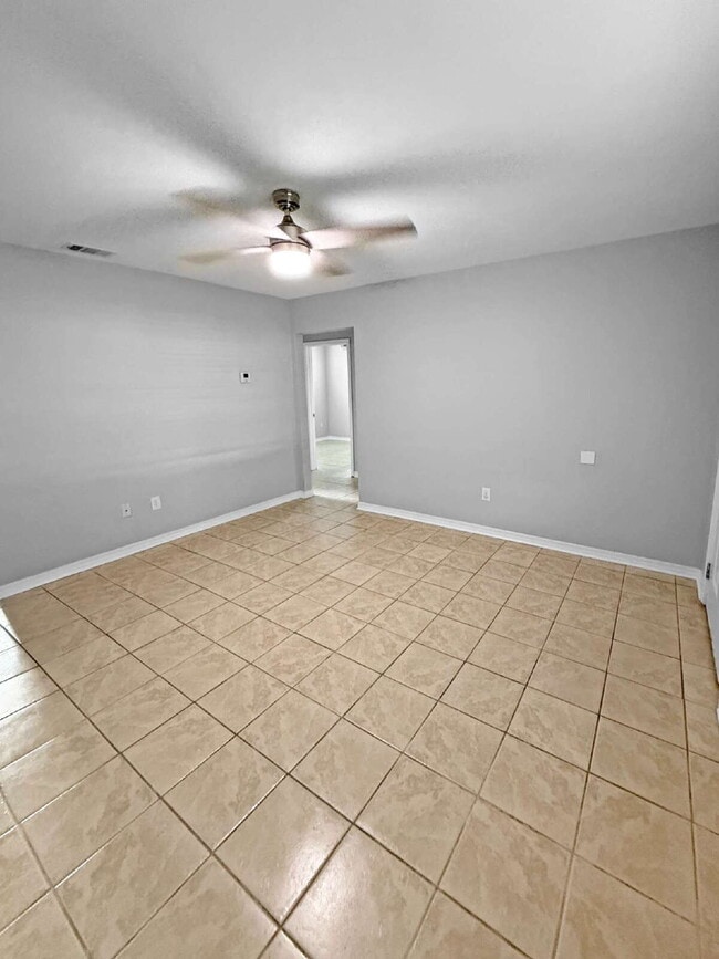 Building Photo - 5 Ellinor Ct