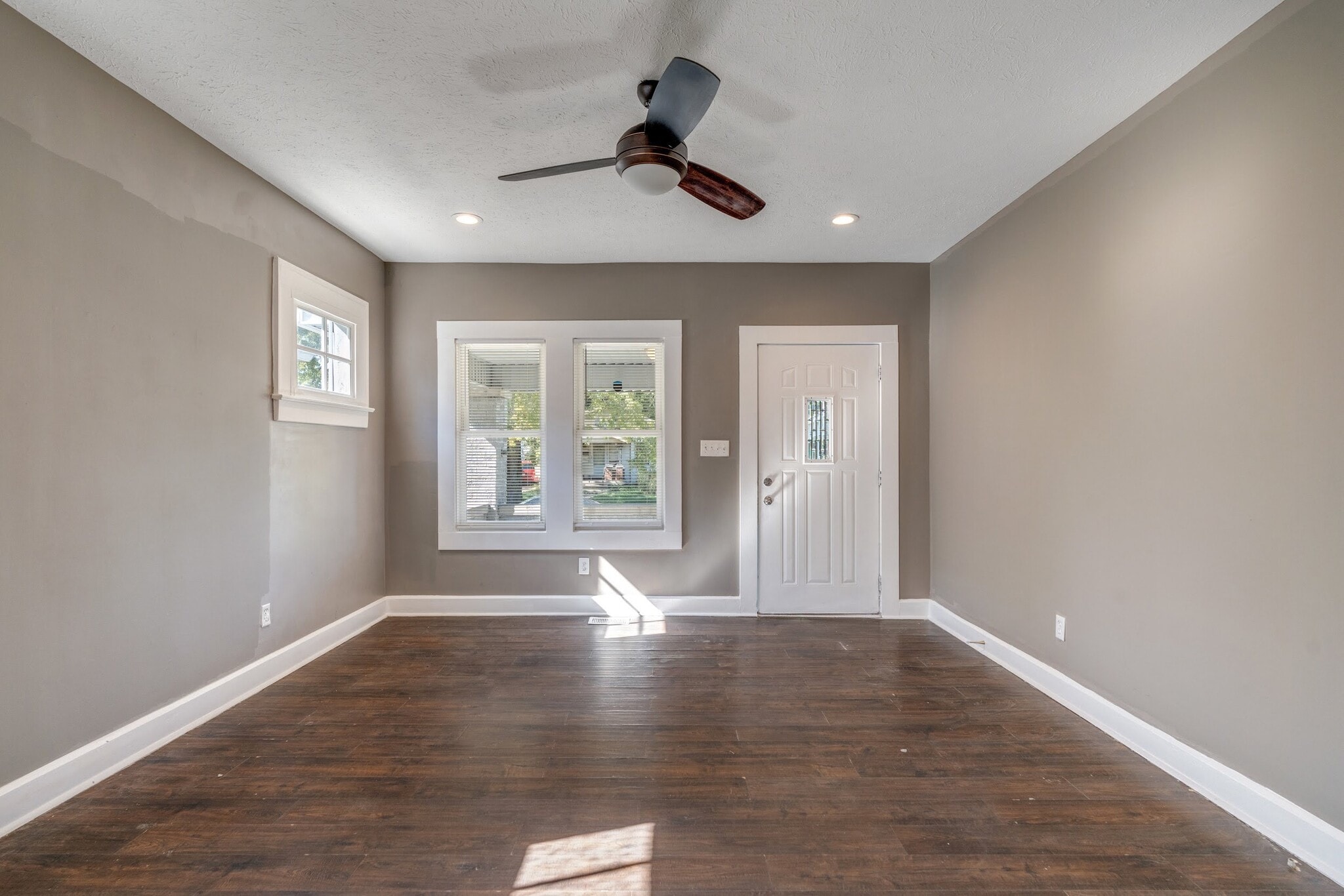 Front door entry at 717 - 717 N Grant Ave