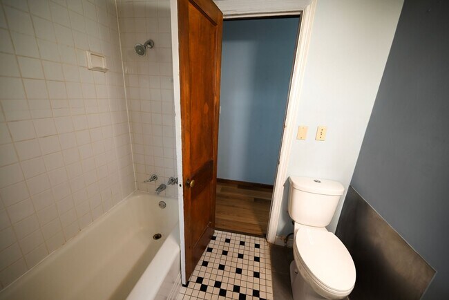 Building Photo - 405-407 W Main St - Duplex