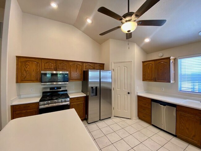 Building Photo - SPACIOUS HOME FOR RENT!