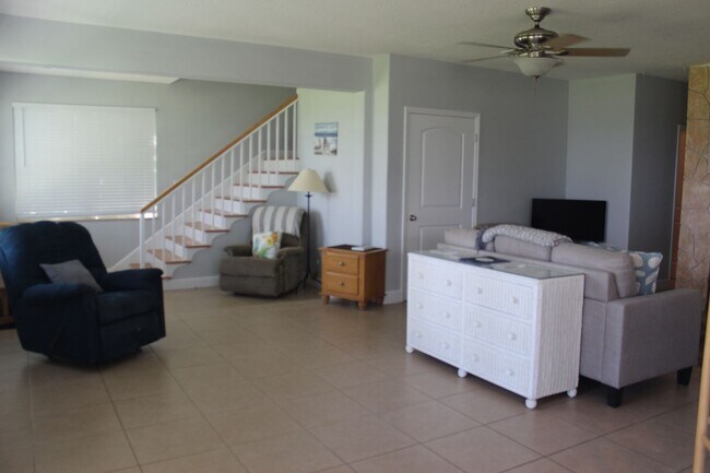 Building Photo - Furnished 3 bed 2.5 bath Riverview Home w/...