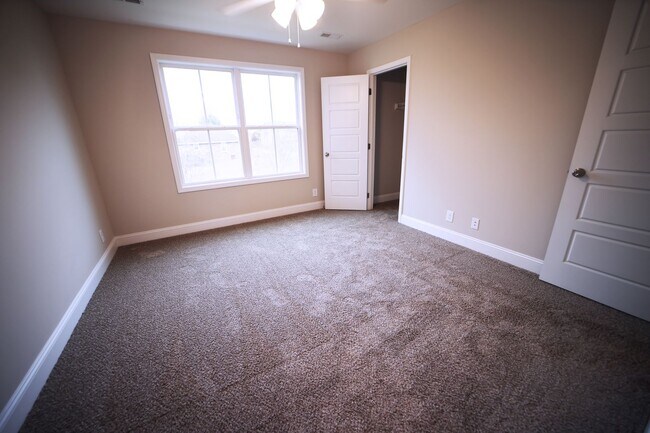 Building Photo - 220 Drayton Dr