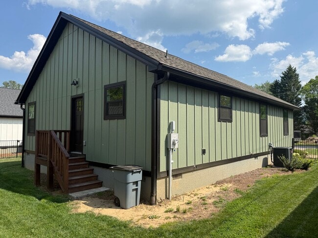 Building Photo - Newer One-Level Home Near Downtown Black Mountain