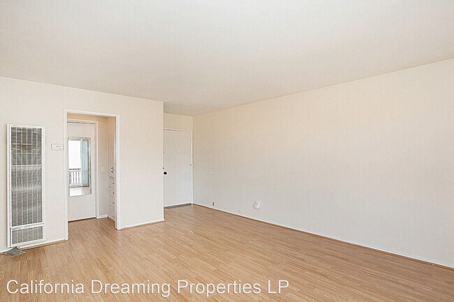 Building Photo - 520-524 Avenida Victoria