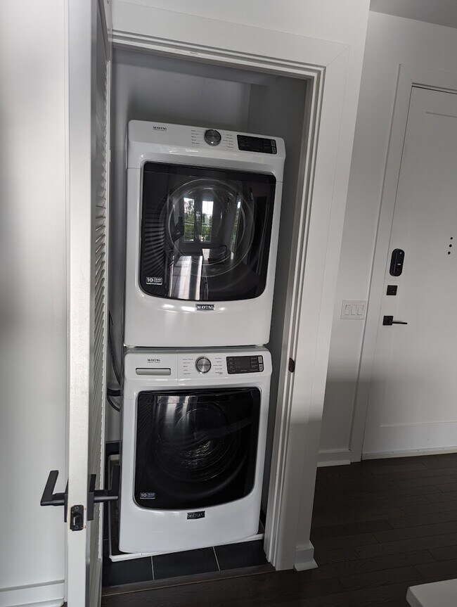 Building Photo - 300 8th St NE