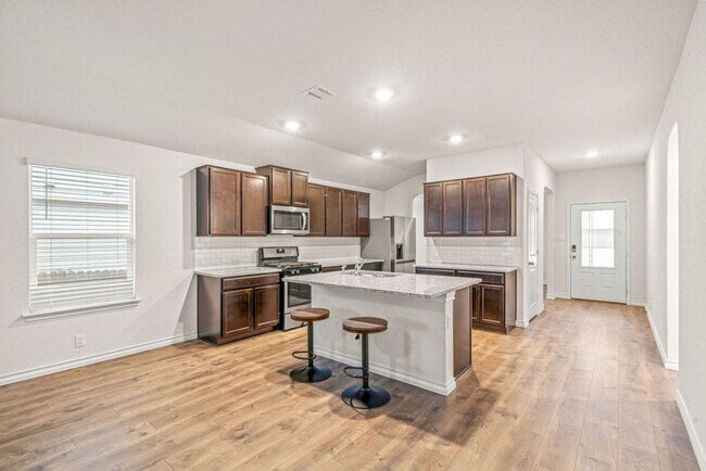Building Photo - RED BIRD RANCH 3 BED 2 BATH  SINGLE STORY ...