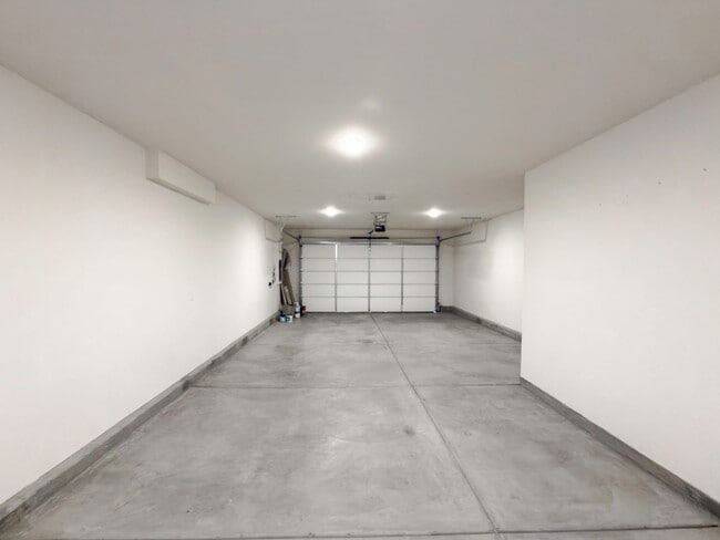 Building Photo - Newer Construction, Exquisite 4 Bedroom + ...