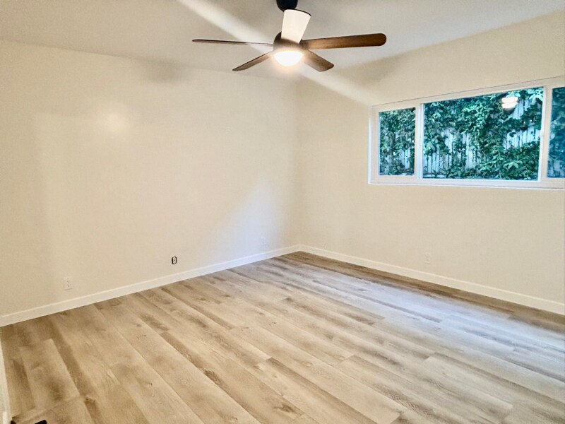 Building Photo - 2488 Beachwood Dr