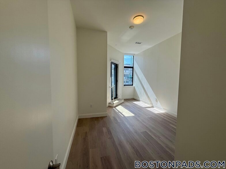 Building Photo - 1079 Commonwealth Ave