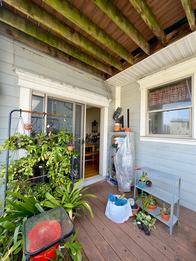 Building Photo - Modern 3-Bedroom Townhome with Stylish Fea...