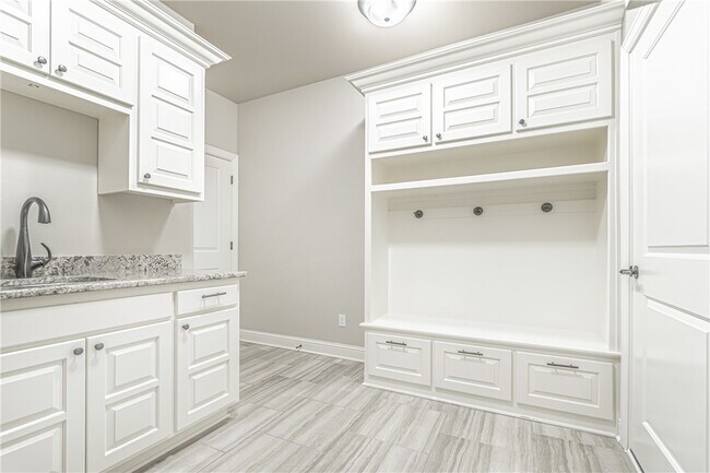 Building Photo - 6512 W Tumbler Ridge