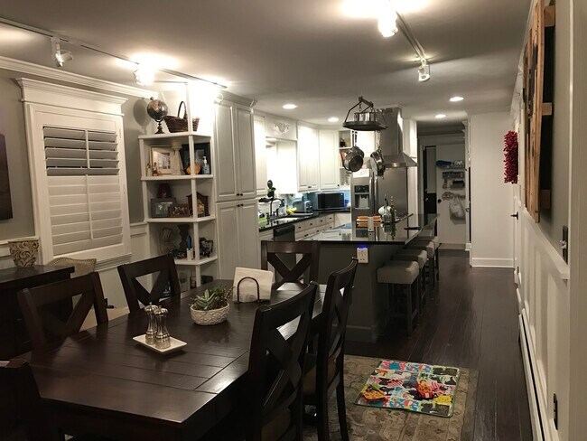 Building Photo - 583 Nile St