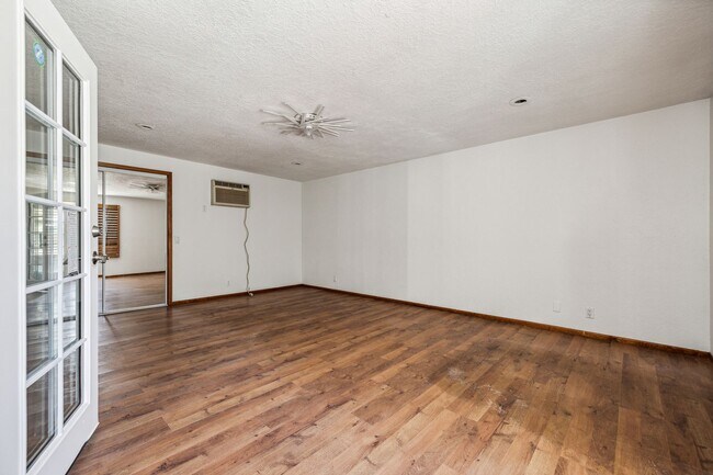 Building Photo - 3 Bed / 2 Bath Home with Bonus Room, Pool and Two Car Garage.