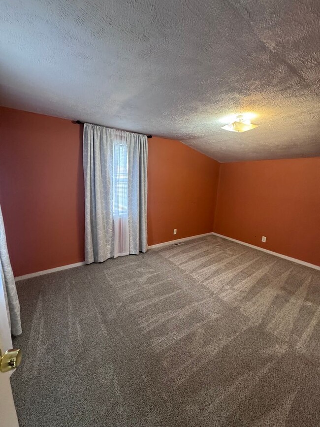 Building Photo - Updated South End 3 Bedroom