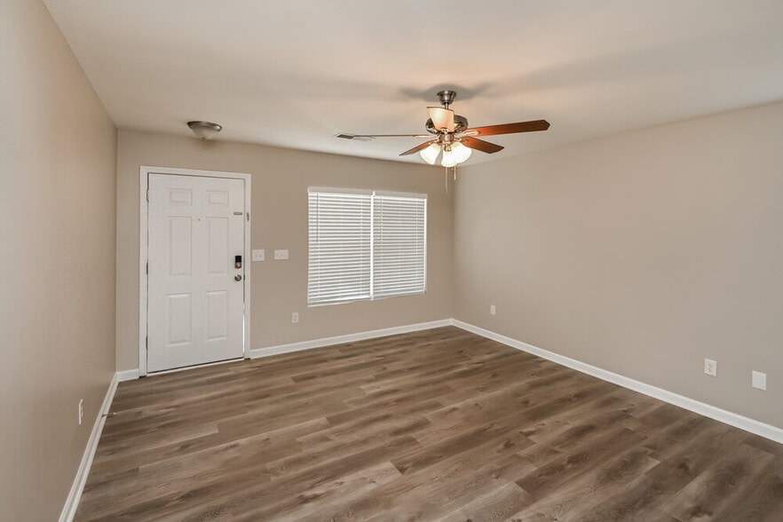 Building Photo - 10811 Carstairs St