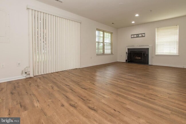 Building Photo - 117 Longpoint Way