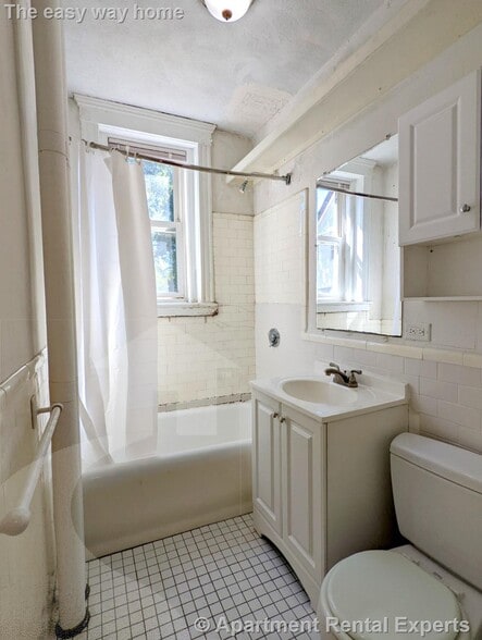 Building Photo - 170 Maple St