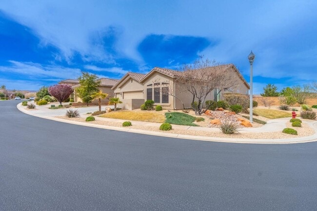 Building Photo - Bright & Beautiful 2 Bedroom Home in Sun R...