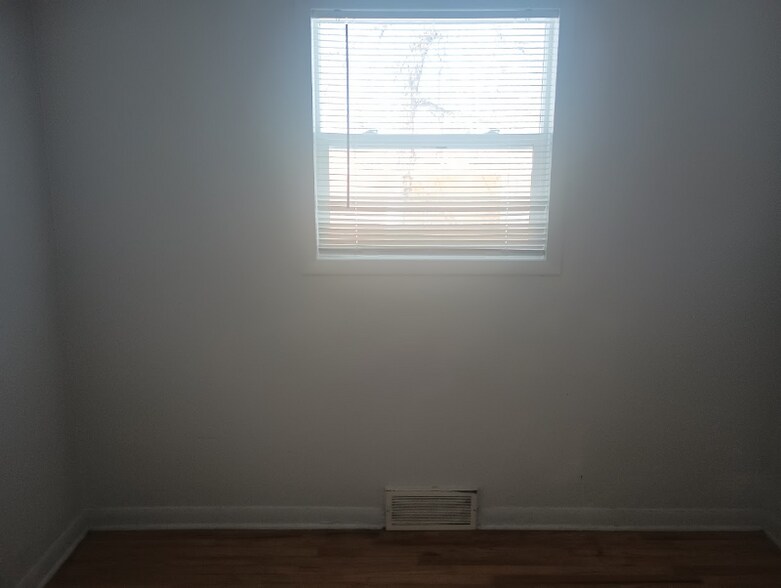 Building Photo - 985 N Oakland St