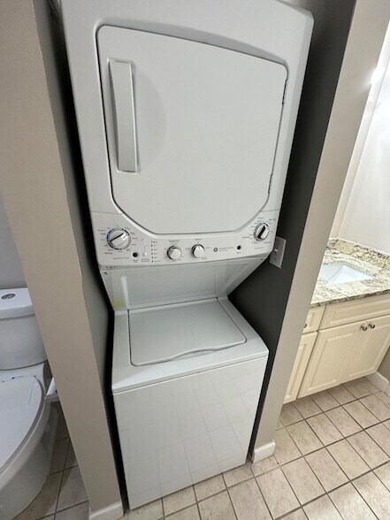 Building Photo - 555 SE 8th St