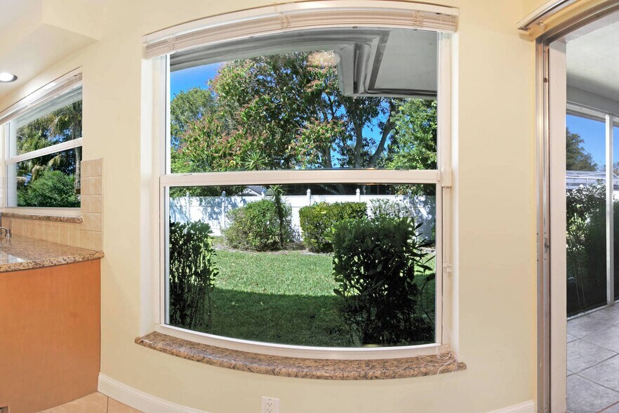 Building Photo - 5652 Eichen Cir