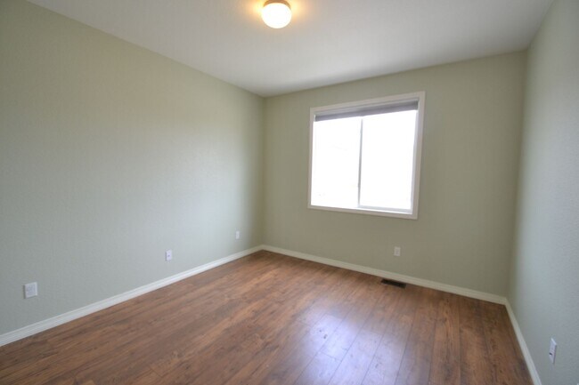 Building Photo - 5 Bed 3.5 Bath 3 Car Garage with AC