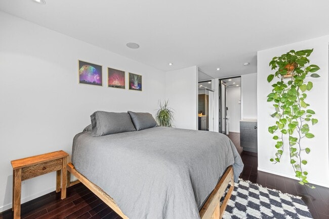 Building Photo - Architectural Contemporary with Panoramic ...