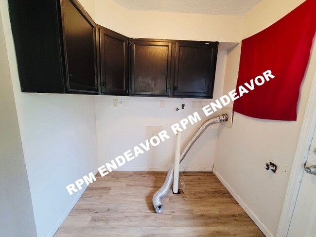 Building Photo - Move in Ready 2bed-1 bath Pet Friendly