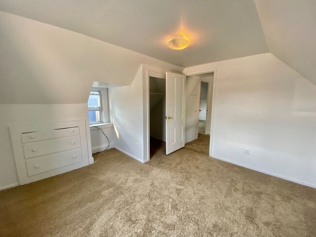 Building Photo - Four Bedroom, Two Full Bathroom - Steps to EMU's Campus