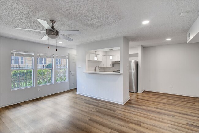 Primary Photo - 800 Heights Blvd