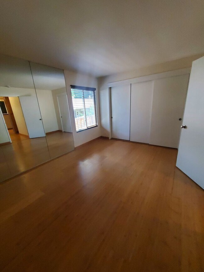 Building Photo - Tasteful Single Story Condo 1bd/1ba - Grea...