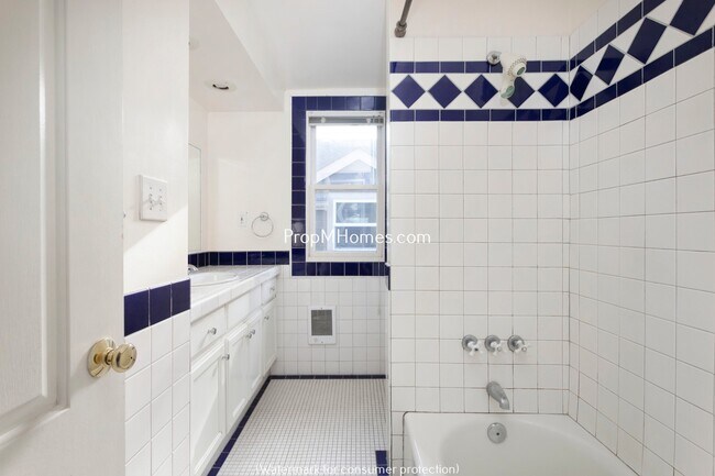 Building Photo - Classic Two Bedroom Bungalow In The Heart Of Sellwood!