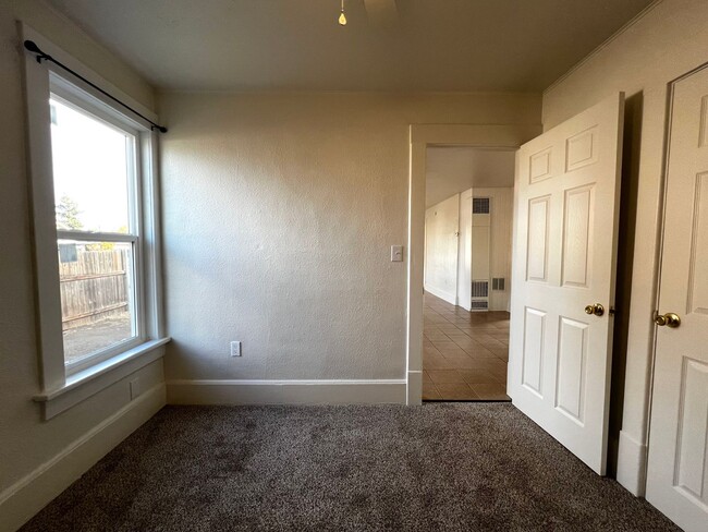 Building Photo - Non refundable and security deposit total:...