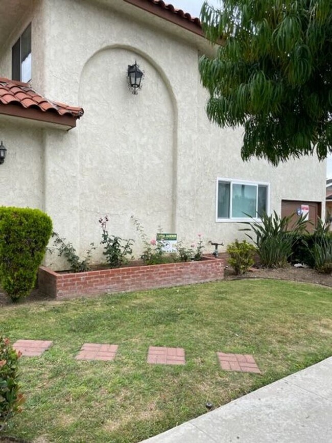 Building Photo - Beautiful 2 Bedroom Apartment in Whittier with Move in Special