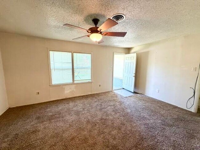 Building Photo - 122 Meadowbrook St