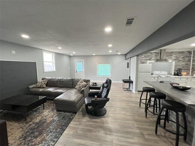 Primary Photo - 128 Skyview Terrace