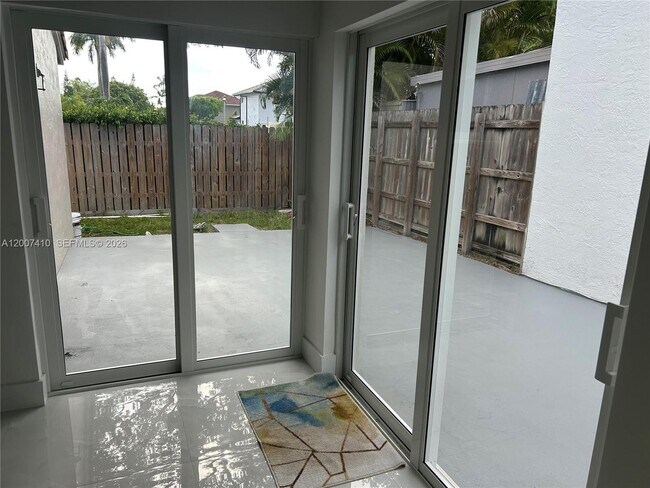 Building Photo - 10058 SW 156th Ct