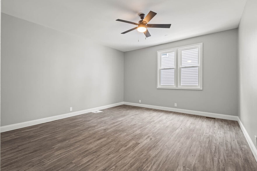 Building Photo - 208 S Swan St