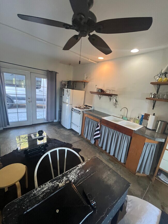 Building Photo - 652 Tularosa Dr