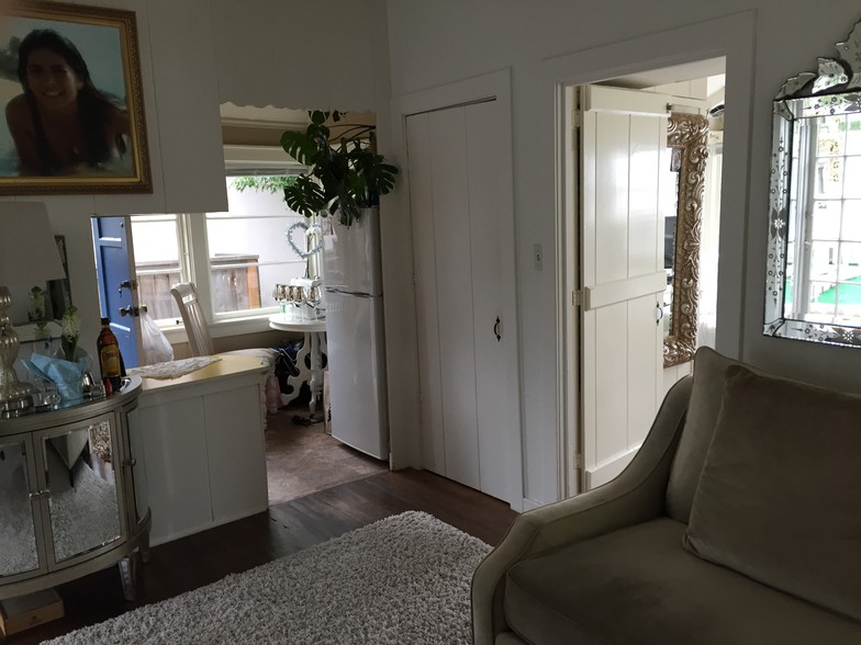 Building Photo - 2612 Victoria Dr