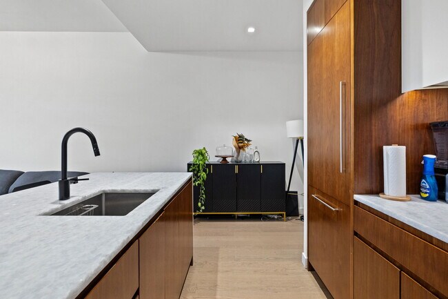 Building Photo - 75 Park Ln S