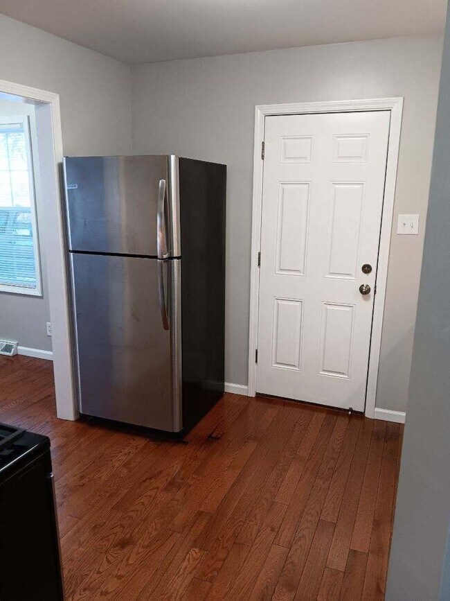 Building Photo - Charming 3 bedroom near Washburn University.