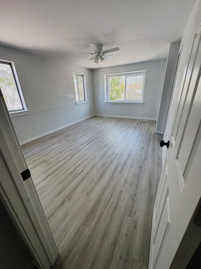 Building Photo - Spacious 3 Bedroom Home with Vaulted Ceilings & Fireplace