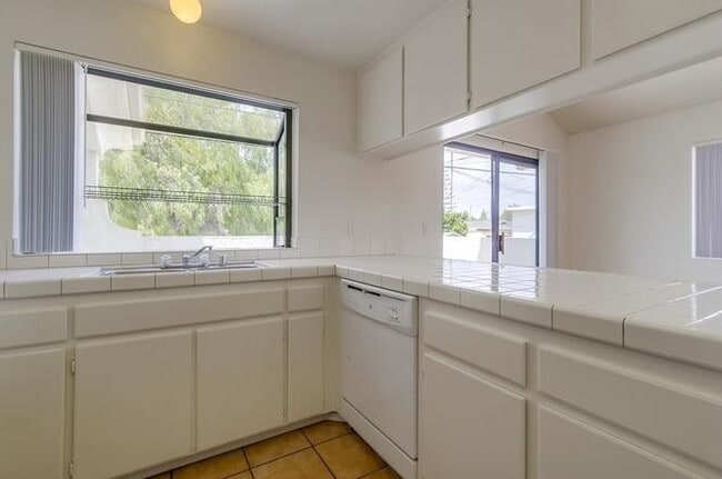 Building Photo - 3BD/3BA Townhome Available in Pacific Beach! ***Get a discounted price for $4,400 if you move in ...