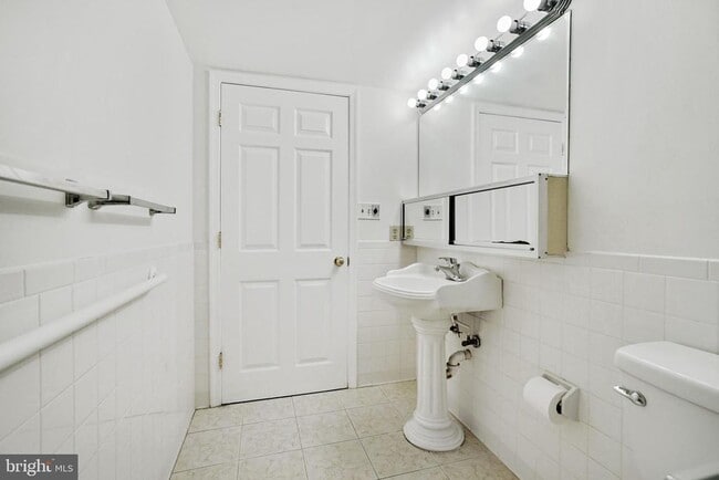 Building Photo - 3800 Powell Ln