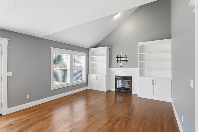 Building Photo - Bright & Modern Corner-Lot Living in Happy Valley