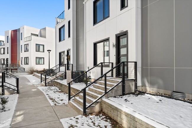 Building Photo - Ultra Modern Durham Townhome Available Now