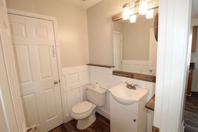 Building Photo - 2 bedroom 2.5 bathroom townhome for rent! ...