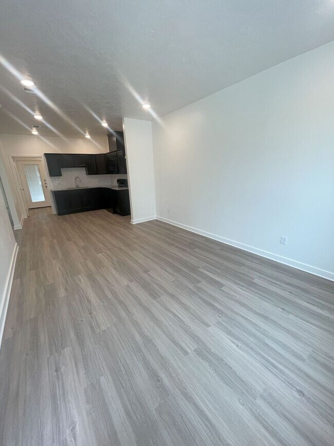 Building Photo - 1612 W 5th St